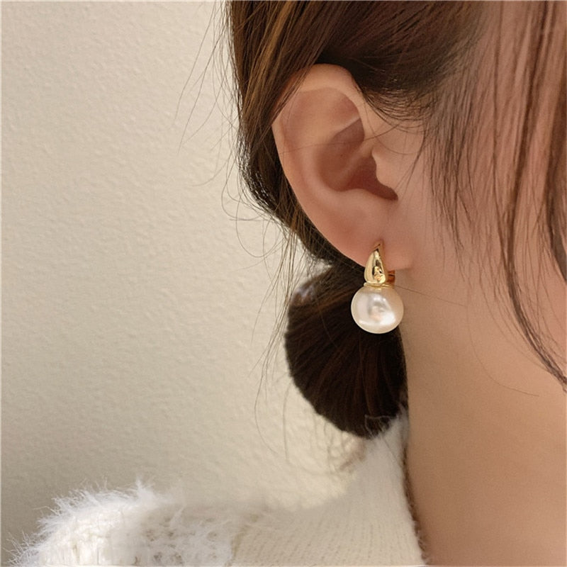 2026 New Cute Pearl Studs Hoop Earrings for Women Gold Color Eardrop Minimalist Tiny Huggies Hoops Wedding Fashion Jewelry