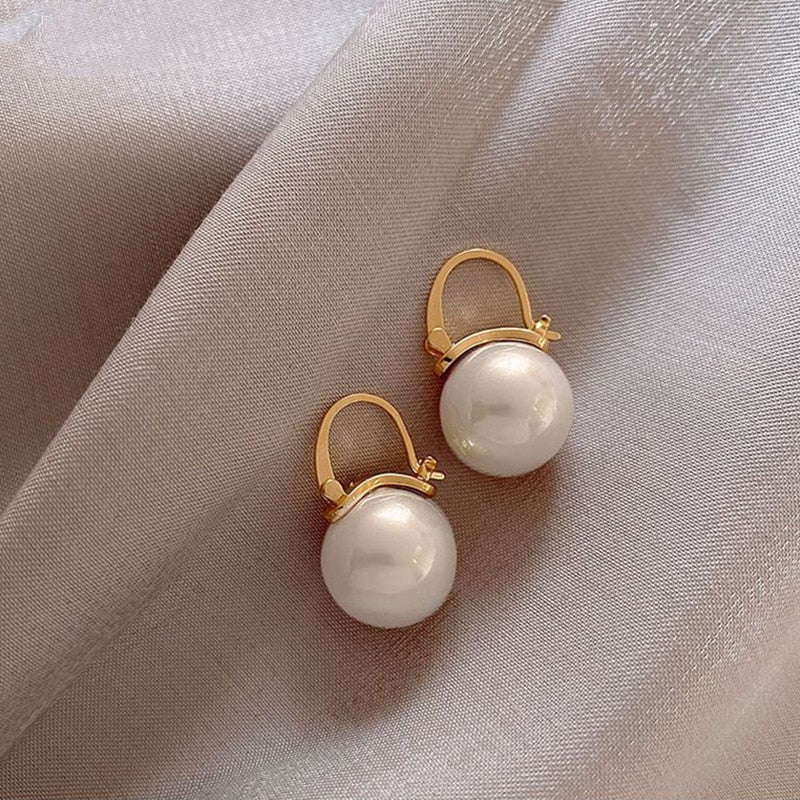 2026 New Cute Pearl Studs Hoop Earrings for Women Gold Color Eardrop Minimalist Tiny Huggies Hoops Wedding Fashion Jewelry